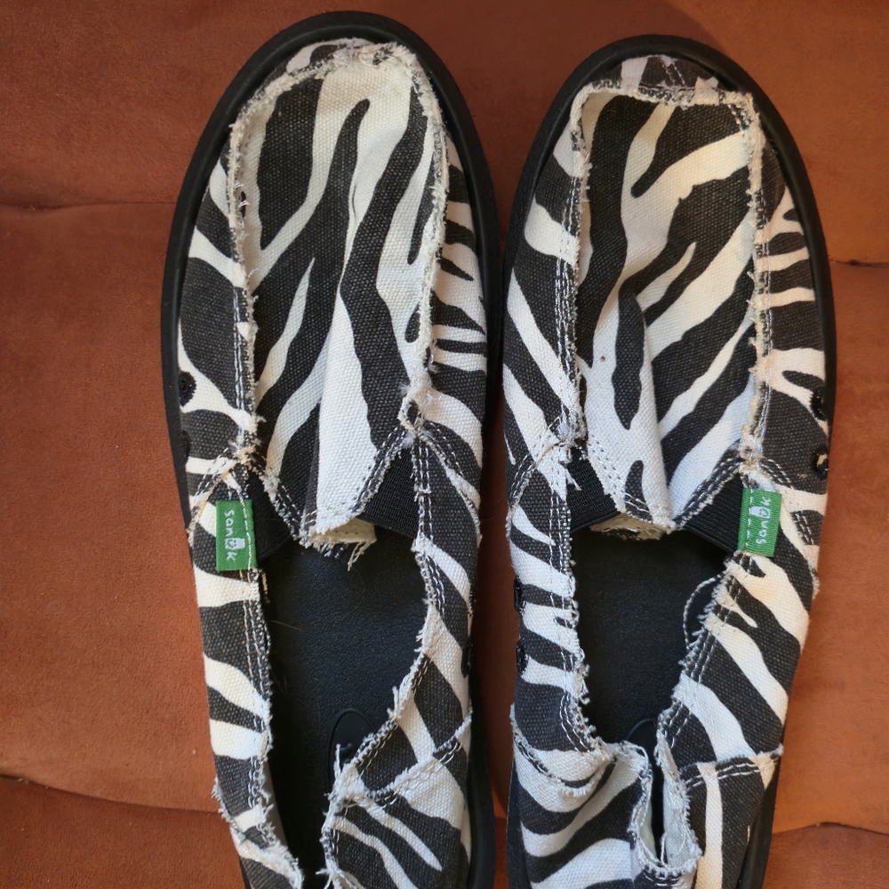 Sanuk shoes size 9 NWOT